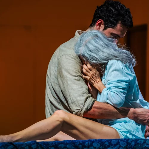 "Mami": Η νέα δουλειά του Μάριο Μπανούσι σε τρεις παραστάσεις καθολικής προσβασιμότητας