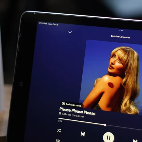 Τα pop girlies επανοικειοπούνται το σώμα, το βλέμμα, τη διασκέδαση και το σεξ - κάνοντας πολύ καλή μουσική