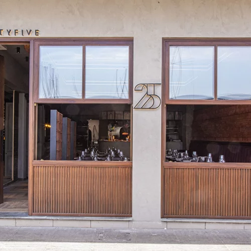 Στο TwentyFive του Γιώργου Τσούλη για steaks στην ακροθαλασσιά