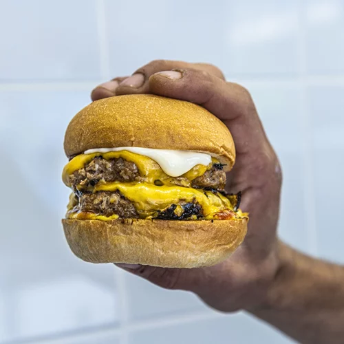 Ένα από τα κορυφαία cheeseburgers της πόλης, τώρα και στον Νέο Κόσμο