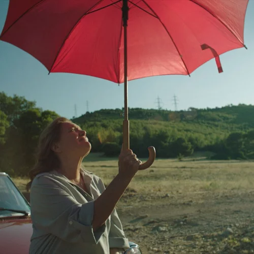 "Ζωή": Η Μαρία Καβογιάννη μάς προετοιμάζει για άλλη μία δυνατή ερμηνεία