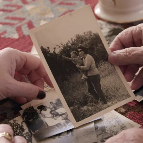Το ντοκιμαντέρ "Είμαι Εγωίστρια;" της Τερέις Σέχτερ κάνει περμιέρα στην ΕΡΤ3 με αφορμή την Γιορτή της Μητέρας