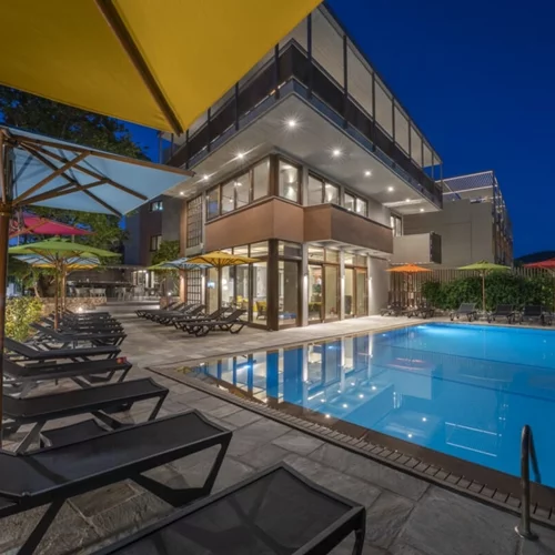 Το ξενοδοχείο "Alkyon" μας δίνει ιδέες για χαλαρωτικές διακοπές σε φόντο μπλε και πράσινο στην Σκιάθο