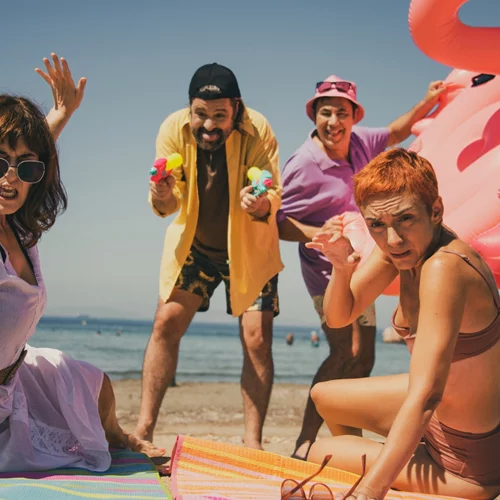 "Καλιφόρνια ντρίμιν 2 (20 χρόνια μετά)": Οι ήρωες του Βασίλη Κατσικονούρη σαραντάρισαν