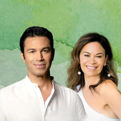 Ο Μάριος Φραγκούλης συναντά την Deborah Myers στην παράσταση "Because We Believe"