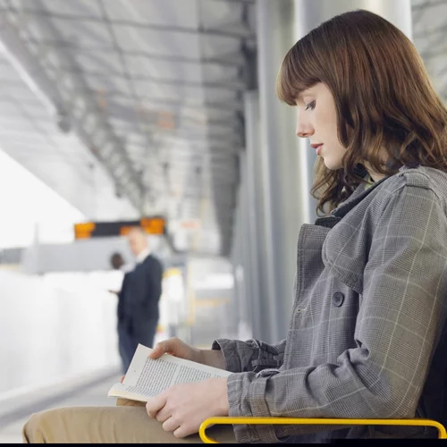 Άνθρωποι διαβάζουν στον ηλεκτρικό