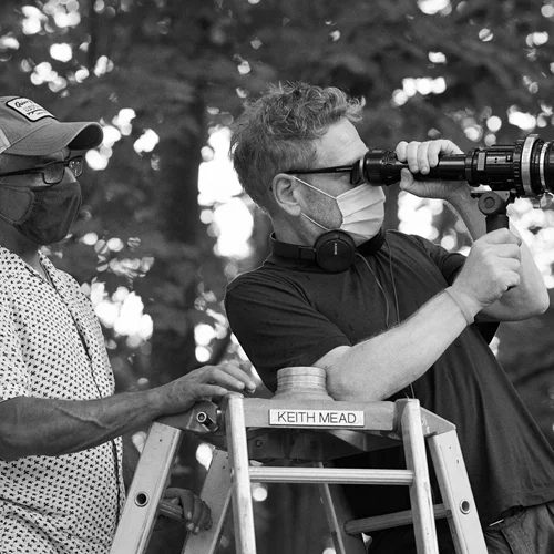 Η Ένωση Ελλήνων Κινηματογραφιστών βραβεύει τον Χάρη Ζαμπαρλούκο για το "Belfast"