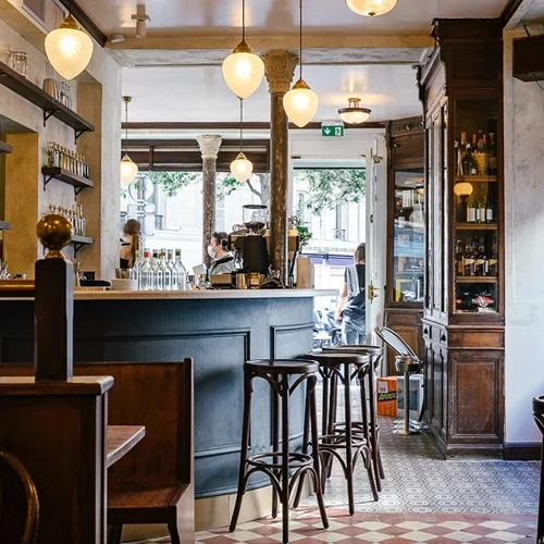 Το παλιό φαρμακείο που έγινε ένα μαγικό cocktail bar