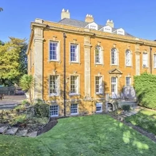 Μέσα στο Dallington Hall, το ιστορικό σπίτι της οικογένειας της πριγκίπισσας Νταϊάνα