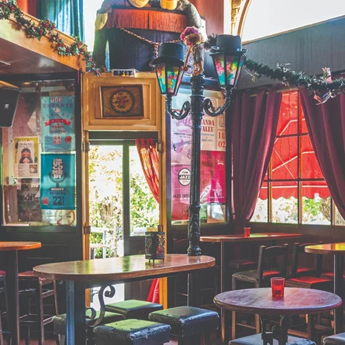 ''B-κουτί'': Μια διαβασμένη μπάρα με εκρηκτικά κοκτέιλ και θεατράλε σκηνικό