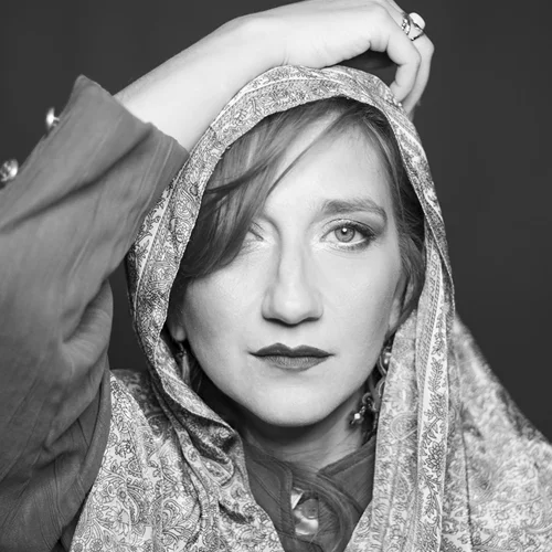 "Palming up": Η Μαρία Παπαγεωργίου σε μια sight-seeing performance στο "Gazarte"