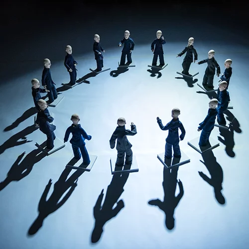 "Απουσία το σώμα": Μία performance σωματικού θεάτρου με συνοδοιπόρο το σύγχρονο κουκλοθέατρο