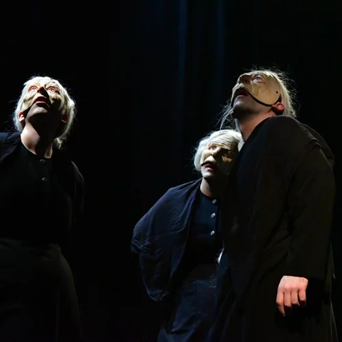 Οι γριές που μαζεύουν την τσουκνίδα