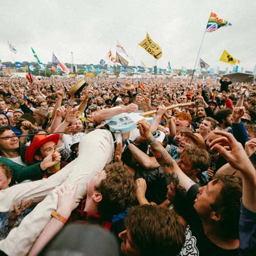 Όποιος θέλει να δει τους Idles να σηκώσει το χέρι!