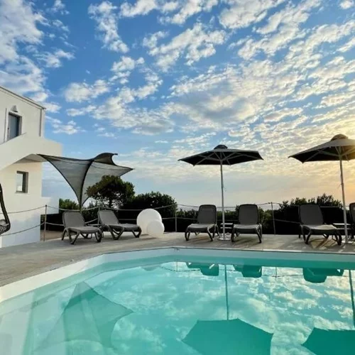 Το "Hermoso Luxury Suites" στη Σαντορίνη είναι η επιτομή της πολυτελούς απόδρασης και τον Σεπτέμβριο