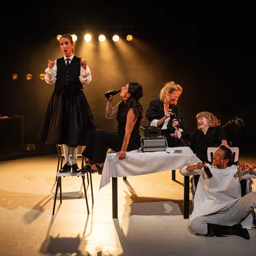 Είδαμε τα πολυαναμενόμενα "Χρόνια", μια παράσταση όπου η προσωπική μαρτυρία έγινε συλλογικό γυναικείο βίωμα