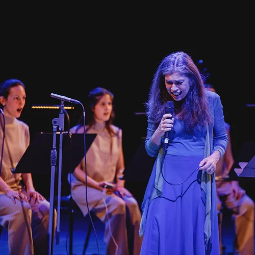 Τα "Περάσματα" των "Σαβίνα Γιαννάτου & Chores" στην Πάρο και τη Νάξο