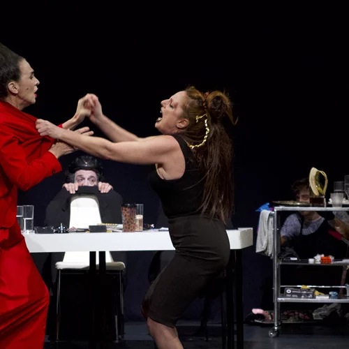 "Ω, Θεοί!!": Συνεχίζεται στο θέατρο Olvio η σουρεαλιστική σάτιρα της ΑβγίΠαπ