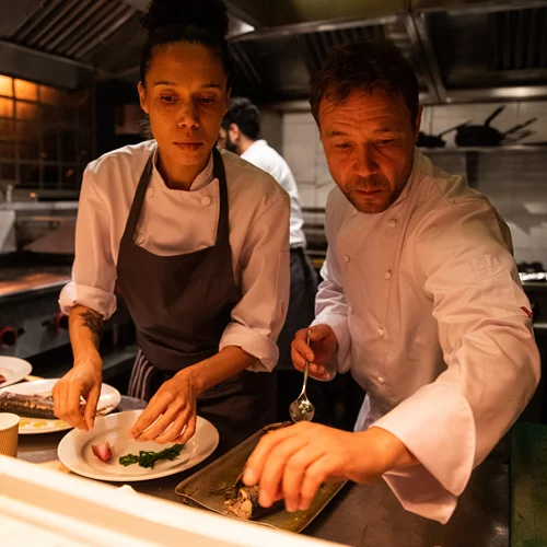 "Σημείο Βρασμού" ή όταν οι κουζίνες και οι άνθρωποί τους καίνε λάδια