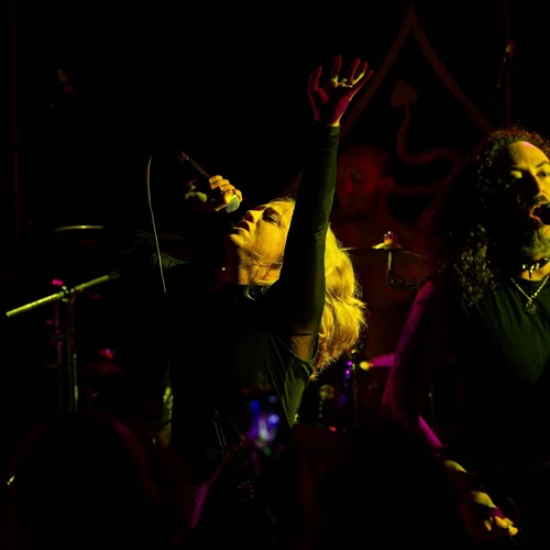 Smoulder: Σπαθιά και πώρωση στο "An Club", με τη Sarah Ann Vincent σε μεγάλα κέφια