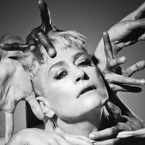 Peaches: Δύο δεκαετίες ποπ αμφισβήτησης και εκρηκτικών σόου