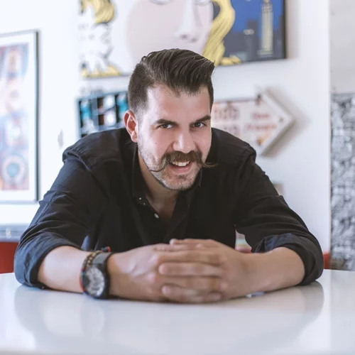 Συζήτηση στον "Ιανό" για το ρατσισμό και τον πόλεμο με αφορμή την παράσταση "Ραπουνζέλ χωρίς παραμύθι"