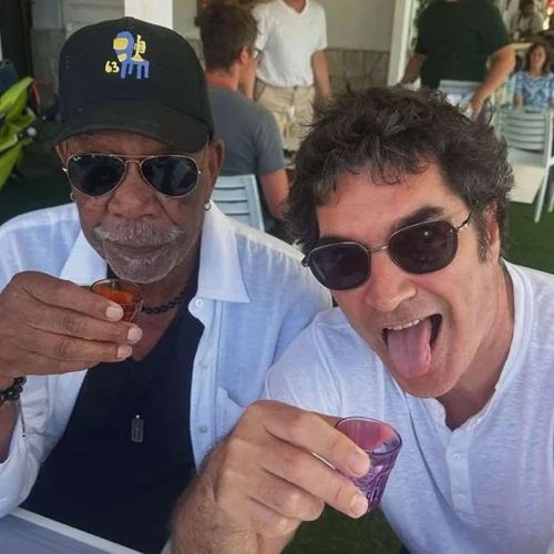 Σε άλλα νέα, ο Χριστόφορος Παπακαλιάτης πίνει σφηνάκια με τον Morgan Freeman στους Παξούς