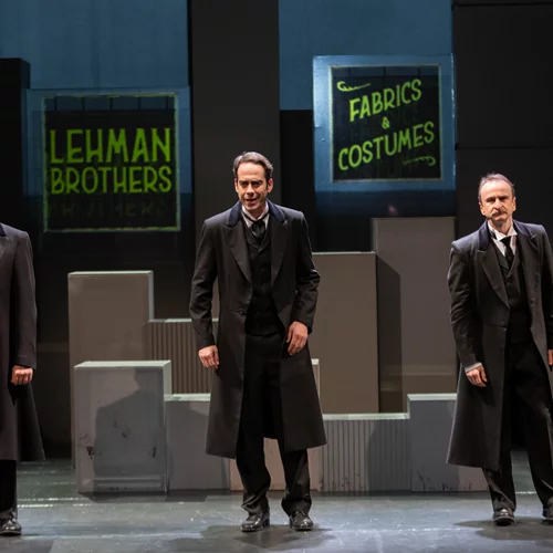 Η προπώληση ξεκίνησε για την "Τριλογία των Λήμαν Μπράδερς" που επιστρέφει ανανεωμένη στο Θέατρο του Νέου Κόσμου