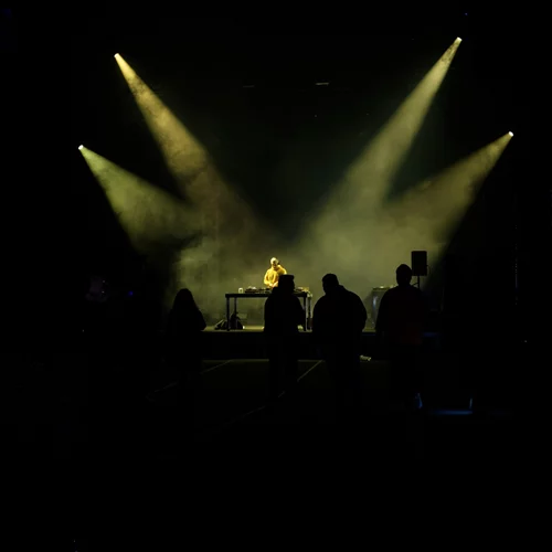 Όλη η Στέγη, αλλιώς: Ξενάγηση στο φαντασμαγορικό Takeover του Stegi.Radio