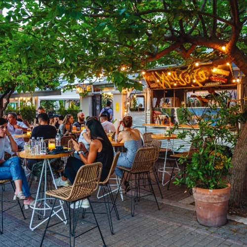 "Κίτρινη Γκαζόζα": Μια αθηναϊκή αυλή που στέλνει σε νησί