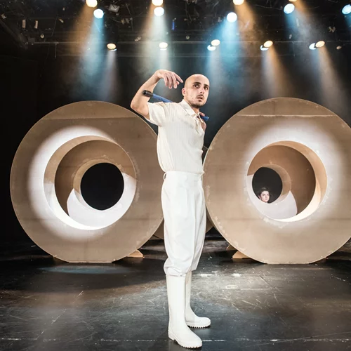 "Κροκόδειλος": Δείτε τις νέες φωτογραφίες από το αφήγημα του Ντοστογιέφσκι που ανεβαίνει στο θέατρο Πόρτα