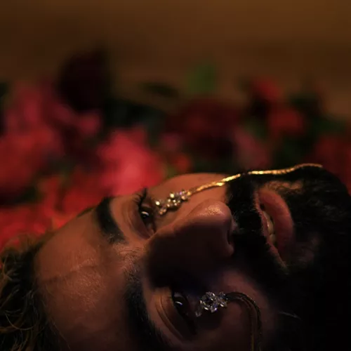 Κάπου περνούσε μια φωνή