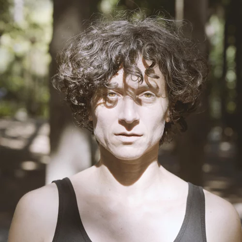 Πωλίνα Κρεμαστά: "Εκείνο που με τραντάζει είναι πώς αναδύονται τα κοινά μας και μέσα από ποιους δρόμους ο χορός μπορεί να γίνεται συγκολλητική ουσία"