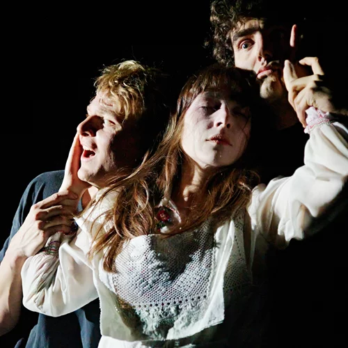 "Der Wij / Βίι": Υπάρχει τελικά (σκηνική) γλώσσα για να μιλήσεις για τη φρίκη του πολέμου;