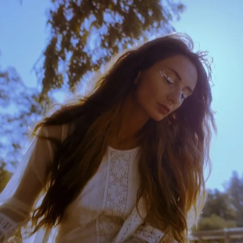 "Patinia sto feggari": Η Cilia Katrali απογειώνει το "Ρομάντσο"