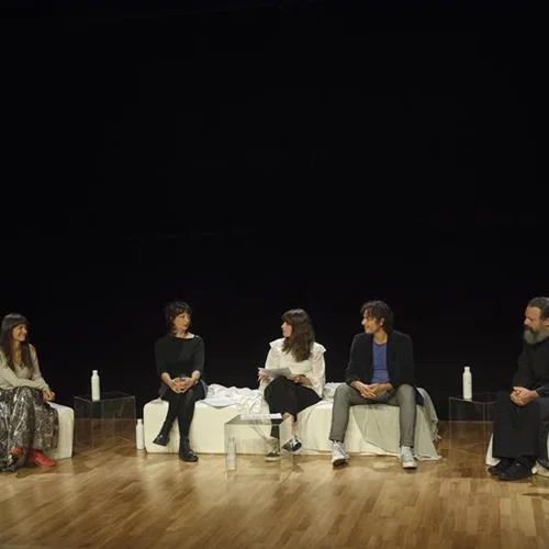 "Society Uncensored" στο Onassis Channel: Άτομα παντρεμένα και μη συζητούν για ποιο λόγο παντρεύονται οι άνθρωποι σήμερα