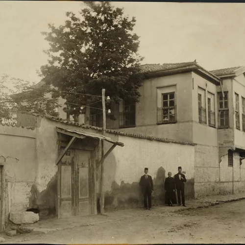 "Αντικείμενα τόποι, 1922-2022": Μία έκθεση με οικογενειακά κειμήλια προσφυγικής καταγωγής