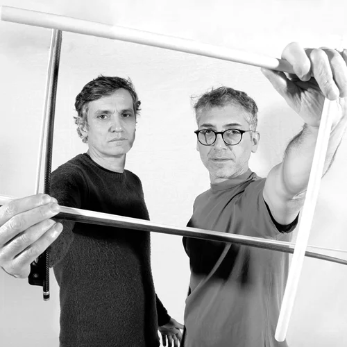 "Folks Nowadays" από τον Jan Van και των Φώτη Σιώτα