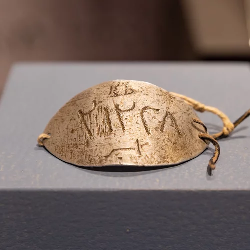 Ένα ντενεκεδένιο νούμερο και μια έκθεση που δίνει υλική υπόσταση στη λογοτεχνία της Μικρασιατικής καταστροφής