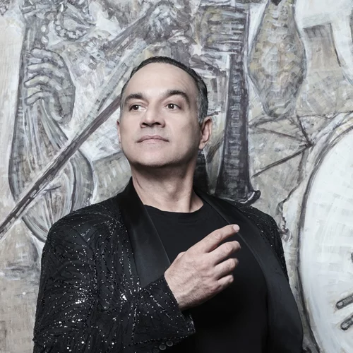 "Πάντα αγαπάμε την κωμωδία στο θέατρο!" μάς λέει ο Κρατερός Κατσούλης που αυτή την περίοδο βρίσκεται "Στο τσακ!"