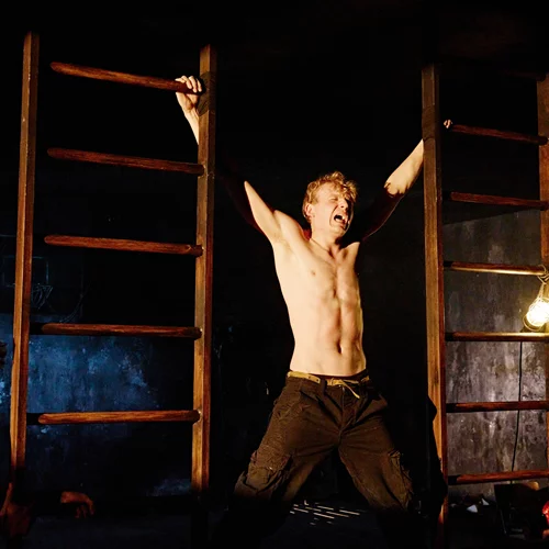 "Der Wij / Βίι": Μια παράσταση για το τυφλό τέρας του πολέμου στο Φεστιβάλ Αθηνών