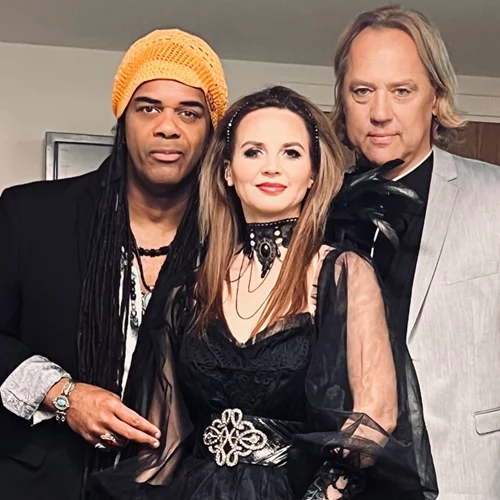 Οι Original Enigma Voices έρχονται να ξεσηκώσουν τη σκηνή του Christmas theater