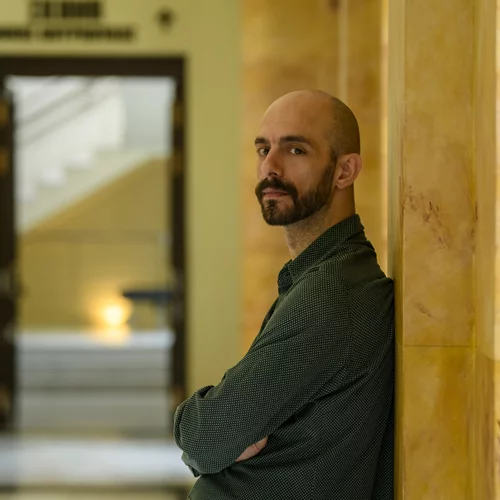 Ο Μάνος Βαβαδάκης για τον "Θεό της σφαγής": "Η βία είναι συστατικό δημιουργίας αυτού του κόσμου"