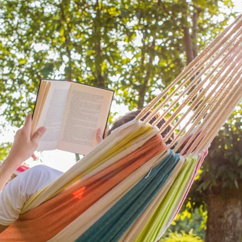 15 βιβλία που θα κρατήσουν καλή παρέα στους έφηβους το φετινό καλοκαίρι