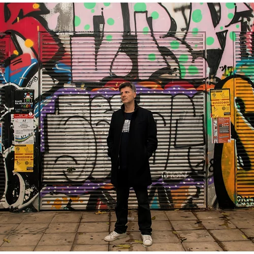 Ο Φοίβος Δεληβοριάς και οι συνεργάτες του προχωρούν σε κατάληψη της περίφημης Βίλας Vox στην Ιερά Οδό