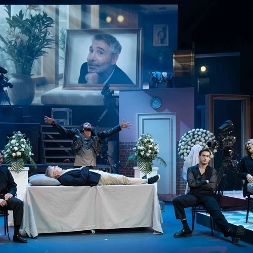 "Μπα-Μπαμπά": Μιούζικαλ και σατιρική κωμωδία ενώνονται στο έργο της Φωτεινής Αθερίδου και του Θέμη Καραμουρατίδη