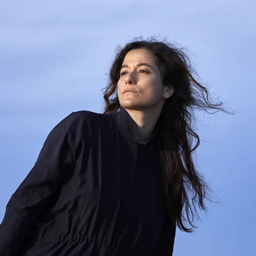 Η Αγγελική Τουμπανάκη τραγουδά για την Γυναίκα