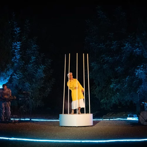 Μια "ηλεκτροδυναμική" μουσική αφηγηματική performance στο Kotes X Booze