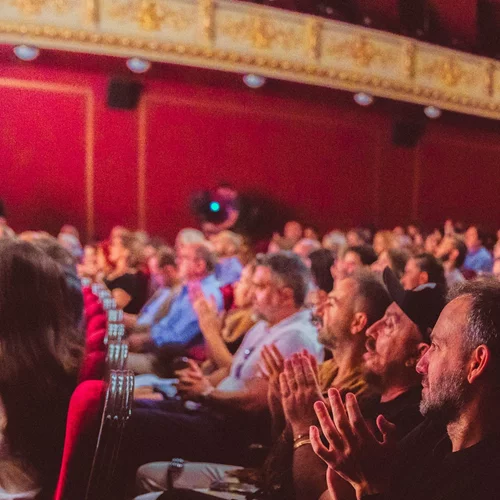 Σσσς… Η παράσταση αρχίζει! (Αλλά η πλατεία ξεχνάει το ρόλο της)