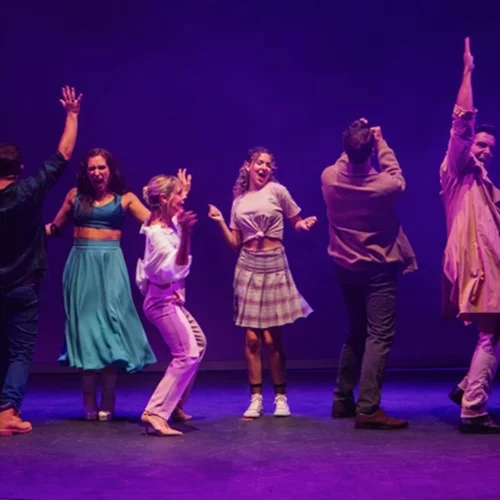 "Απλή μετάβαση": Το ελληνικό μιούζικαλ επιστρέφει στο σανίδι μετά από τέσσερα χρόνια